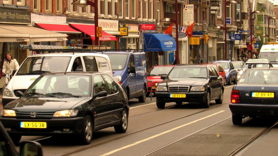 Autoverkeer op de Middenweg